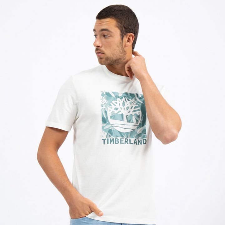 טי שירט לגבר עם הדפס של לוגו על רקע גרפי