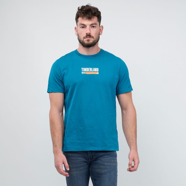 טי שירט קצרה עם לוגו קטן בחזה