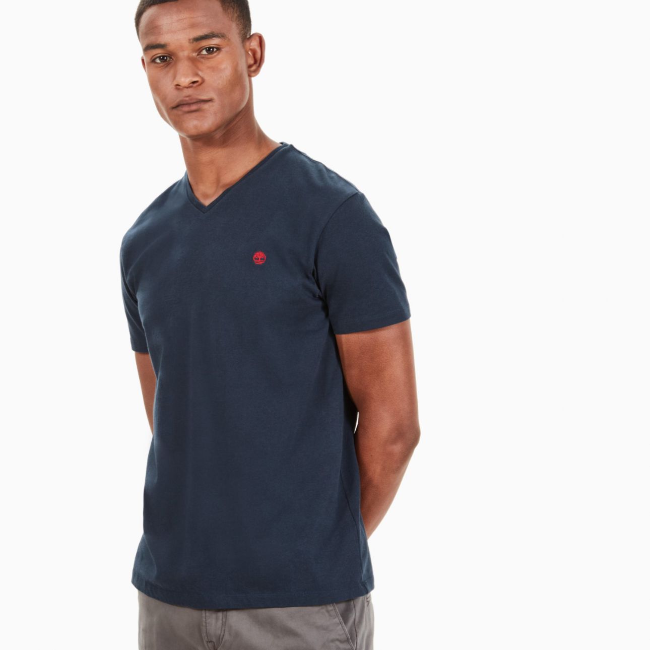 טי שירט לגבר עם צווארון V מבד ג’רסי SLIM FIT