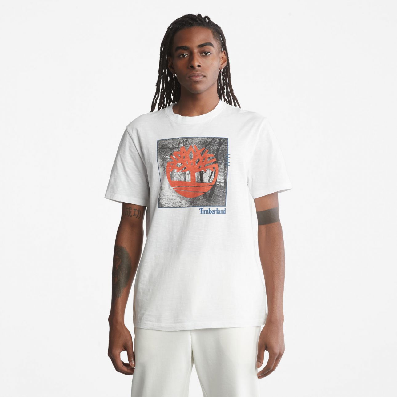 טי שירט לגבר בהדפס לוגו עם רקע