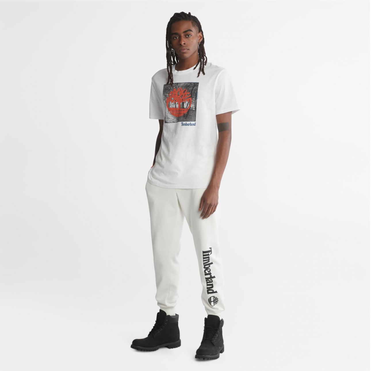 טי שירט לגבר בהדפס לוגו עם רקע