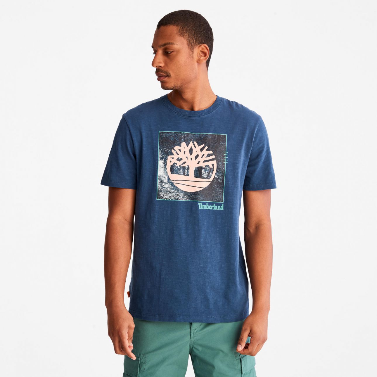 טי שירט לגבר בהדפס לוגו עם רקע
