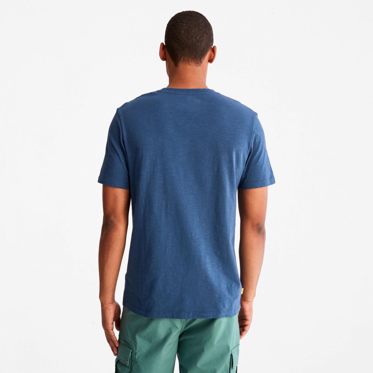 טי שירט לגבר בהדפס לוגו עם רקע