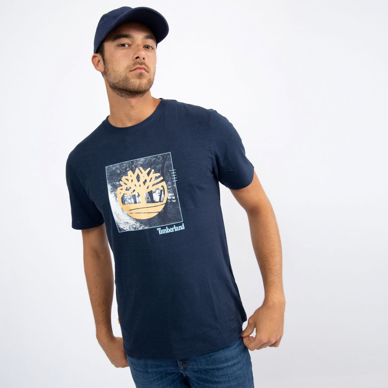 טי שירט לגבר בהדפס לוגו עם רקע