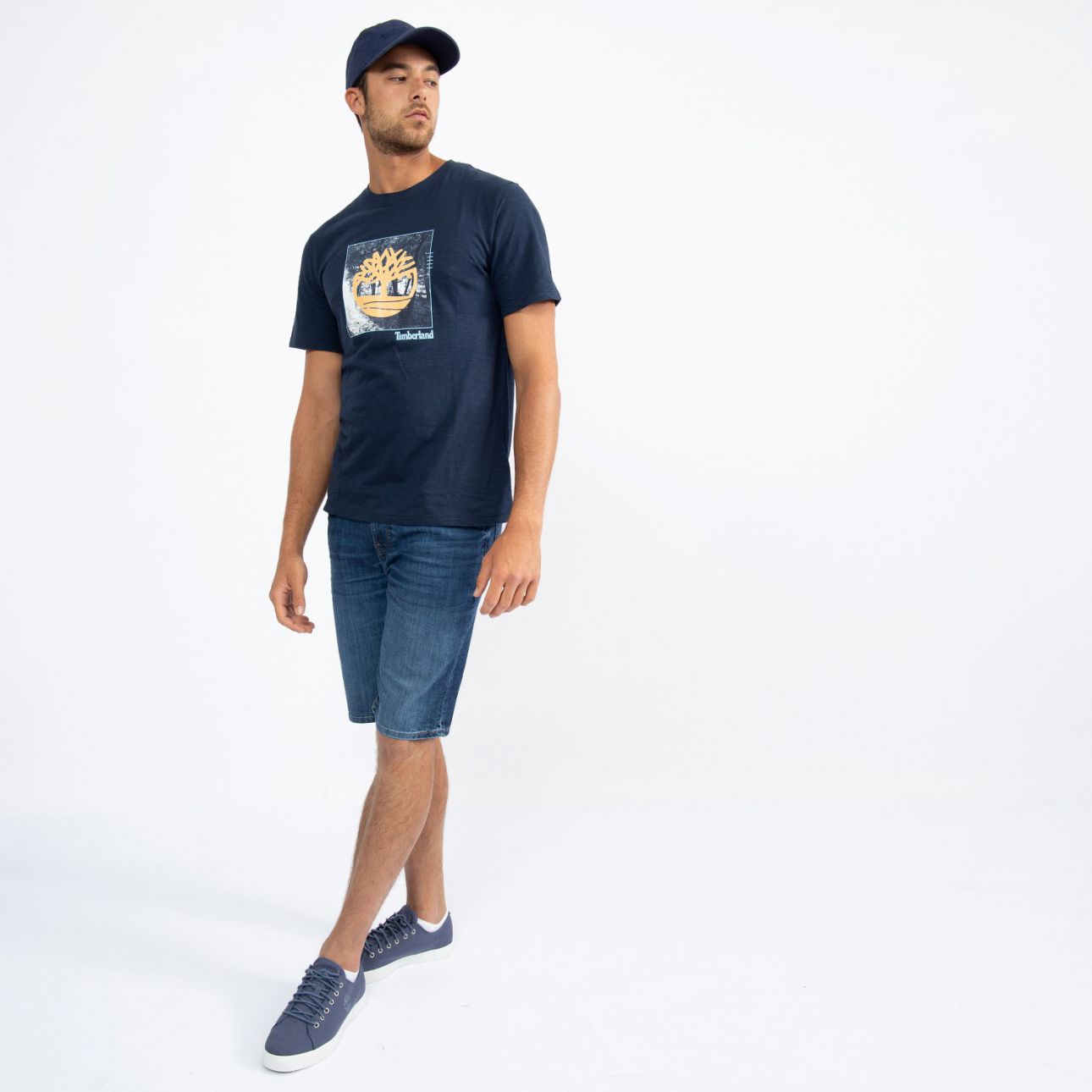 טי שירט לגבר בהדפס לוגו עם רקע