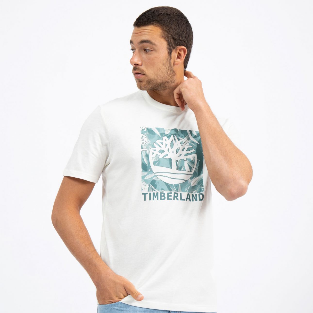 טי שירט לגבר עם הדפס של לוגו על רקע גרפי