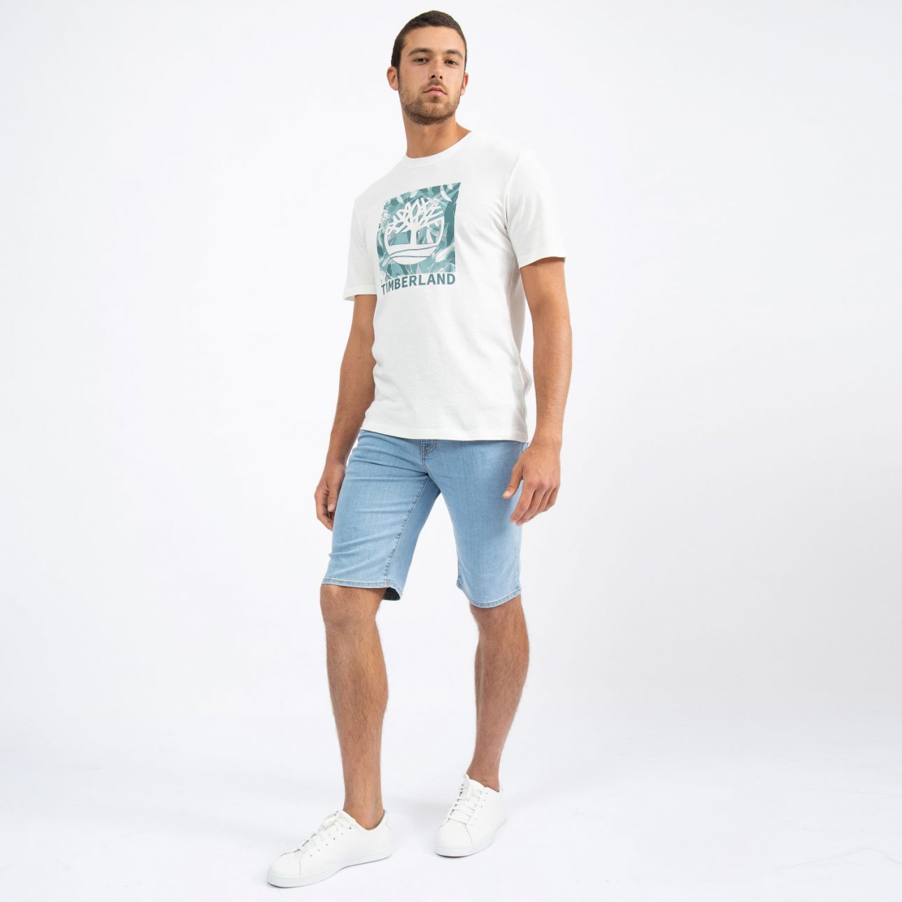 טי שירט לגבר עם הדפס של לוגו על רקע גרפי