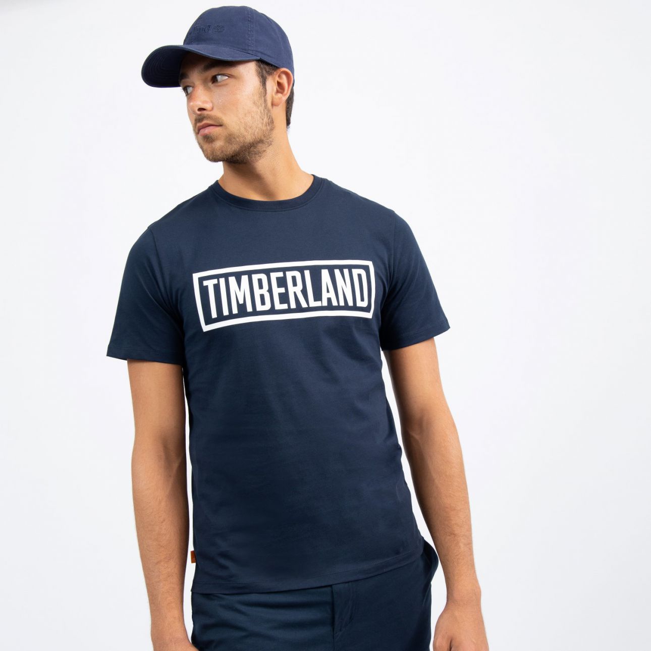 טי שירט לוגו בתוך מסגרת