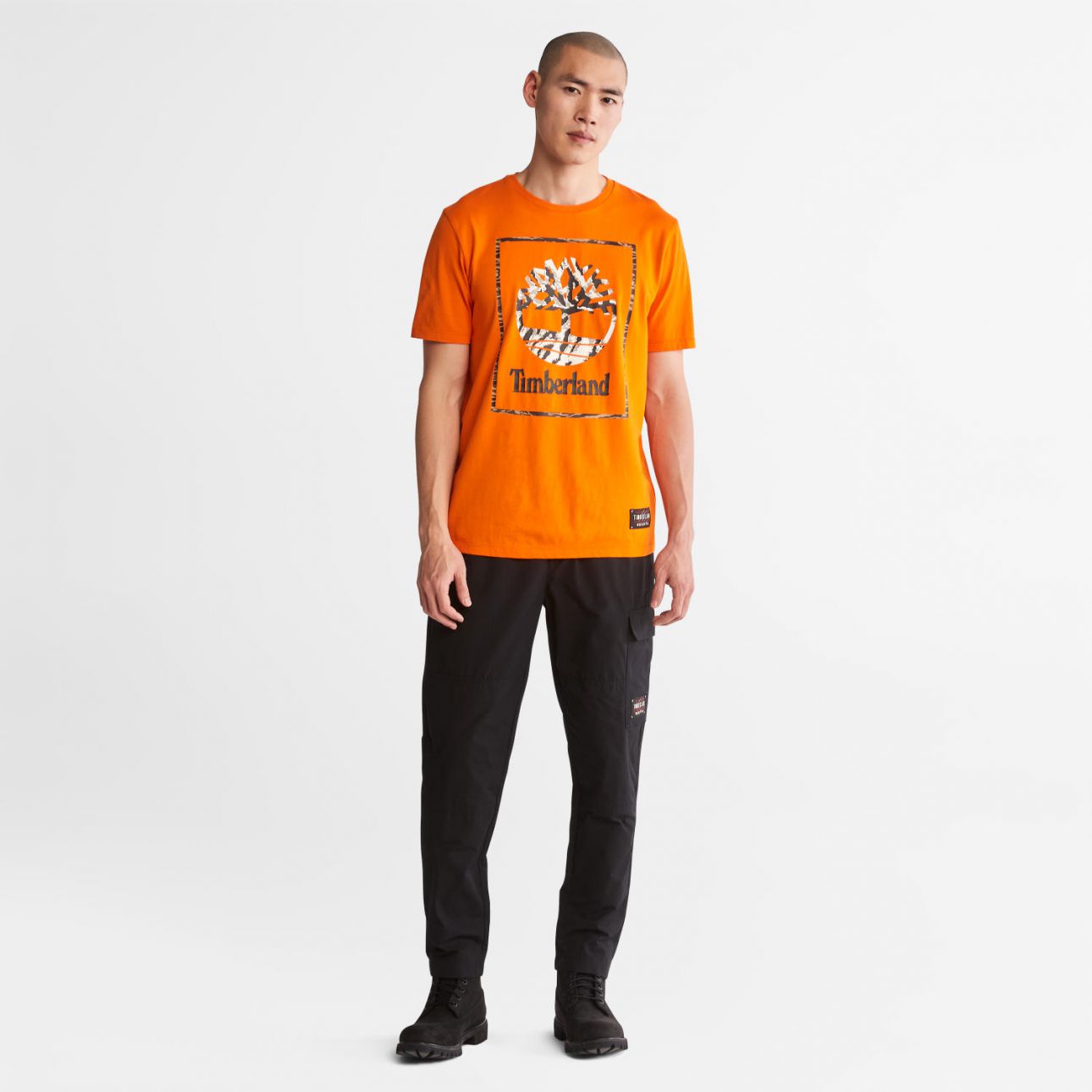 טי שירט לגבר עם לוגו ענק בתוך מסגרת