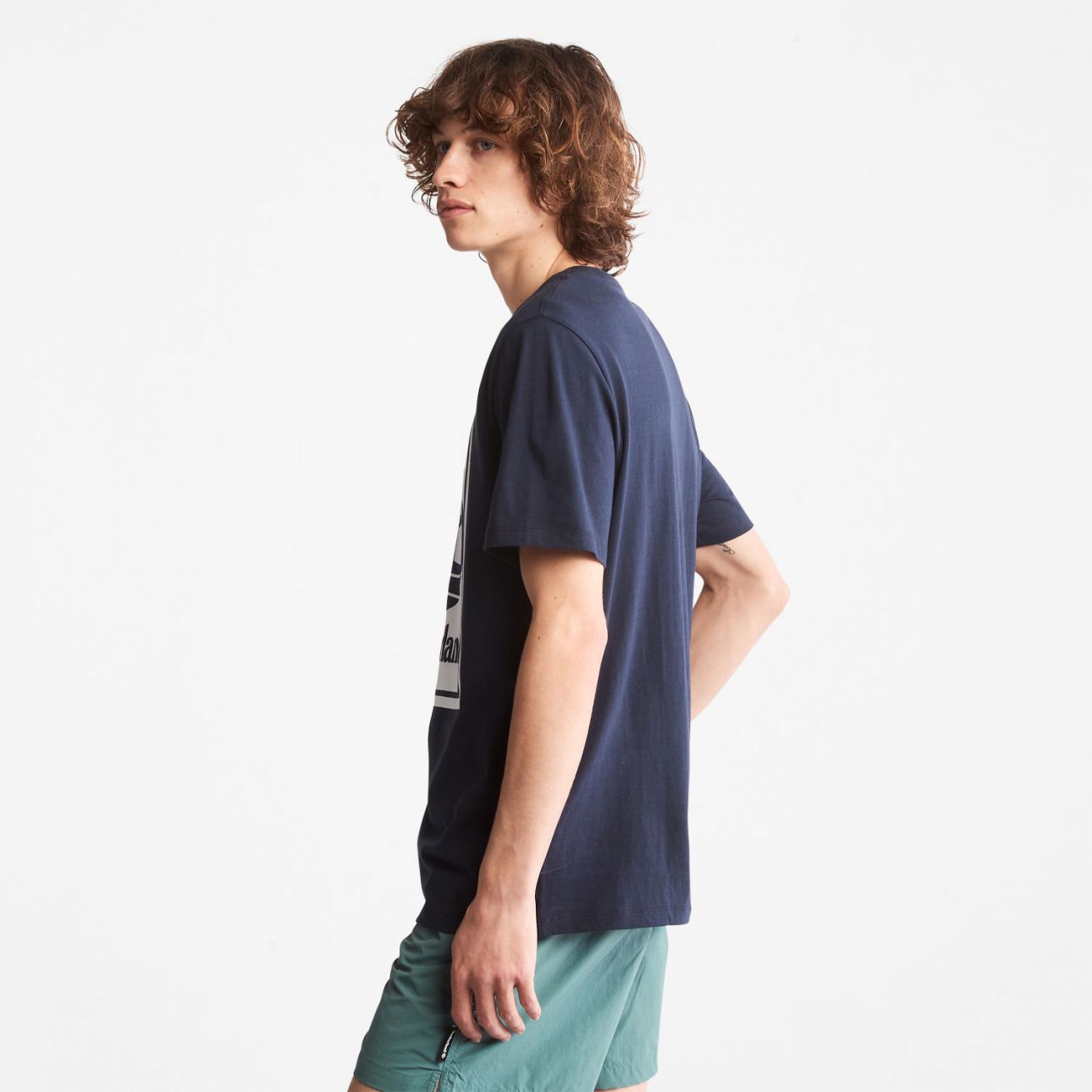 טי שירט עם הדפס עץ בריבוע