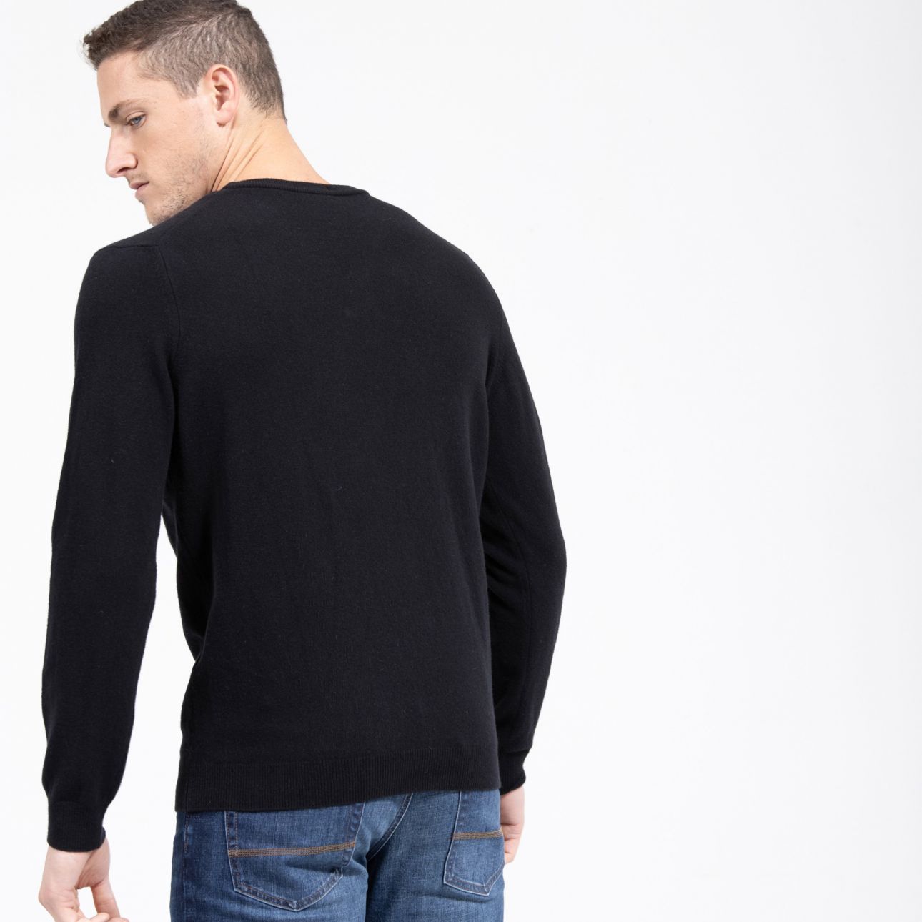 סריג עם מפתח צוואר וי