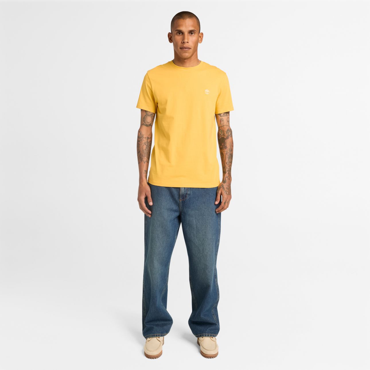 טי שירט ג’רסי מפתח עגול עם לוגו רקום