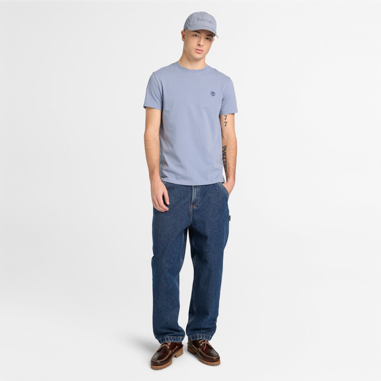 טי שירט ג’רסי מפתח עגול עם לוגו רקום