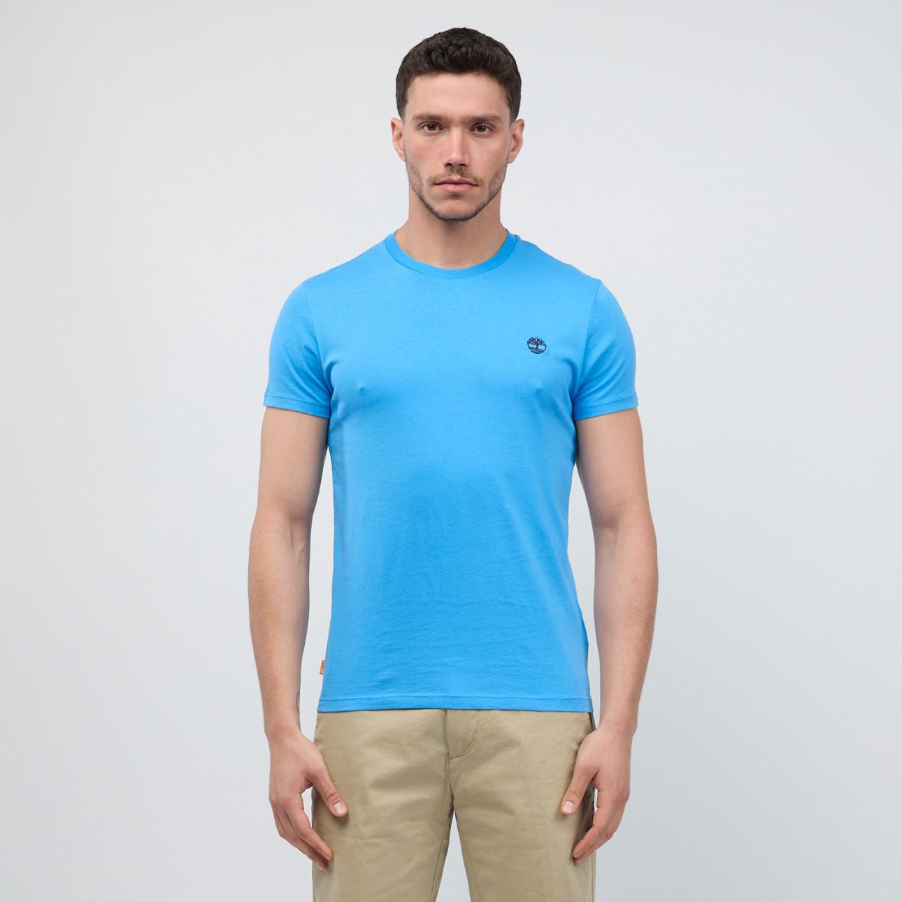 טי שירט ג’רסי מפתח עגול עם לוגו רקום