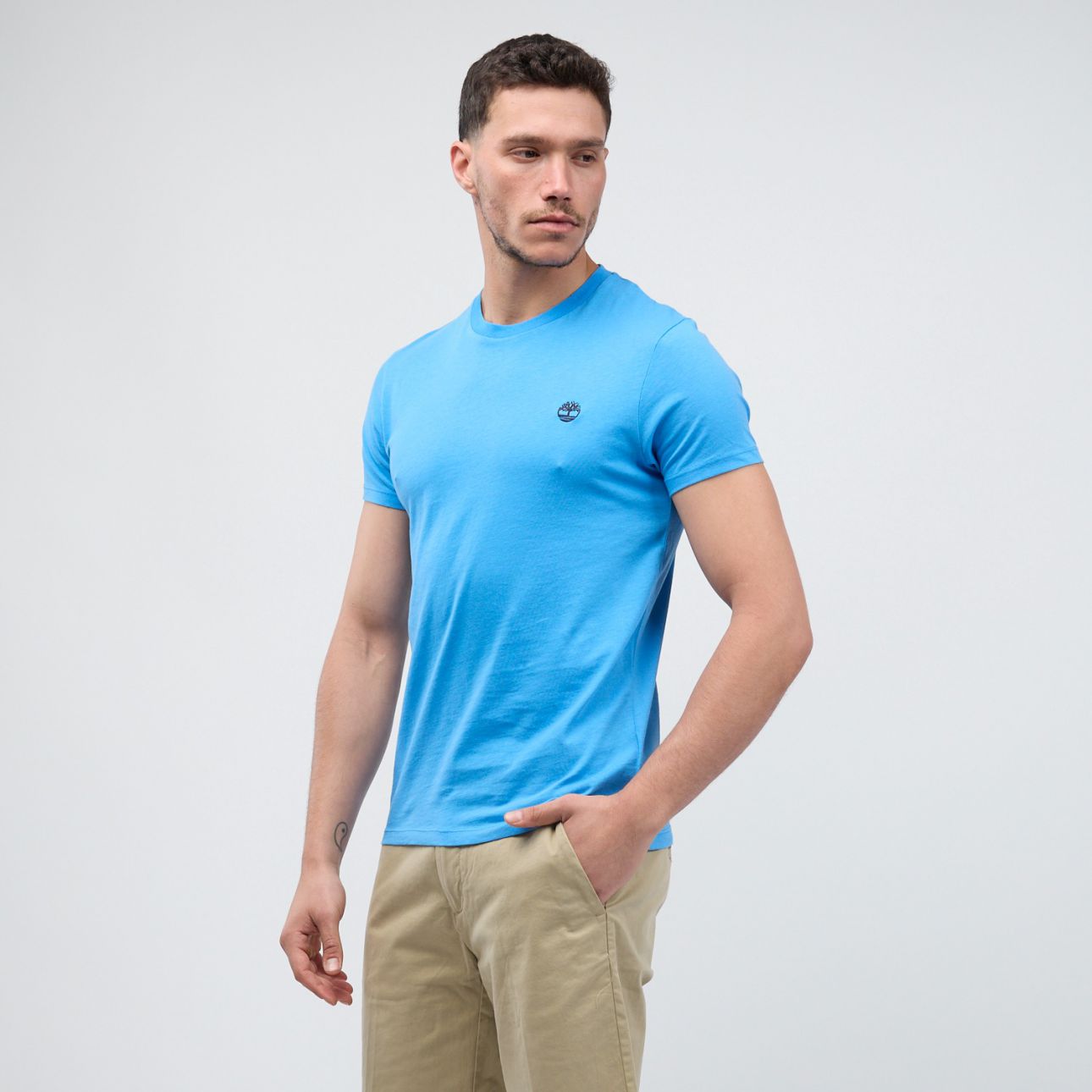 טי שירט ג’רסי מפתח עגול עם לוגו רקום