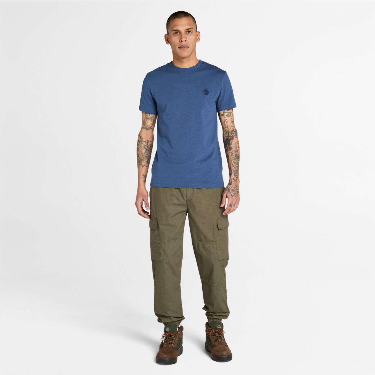 טי שירט ג’רסי מפתח עגול עם לוגו רקום