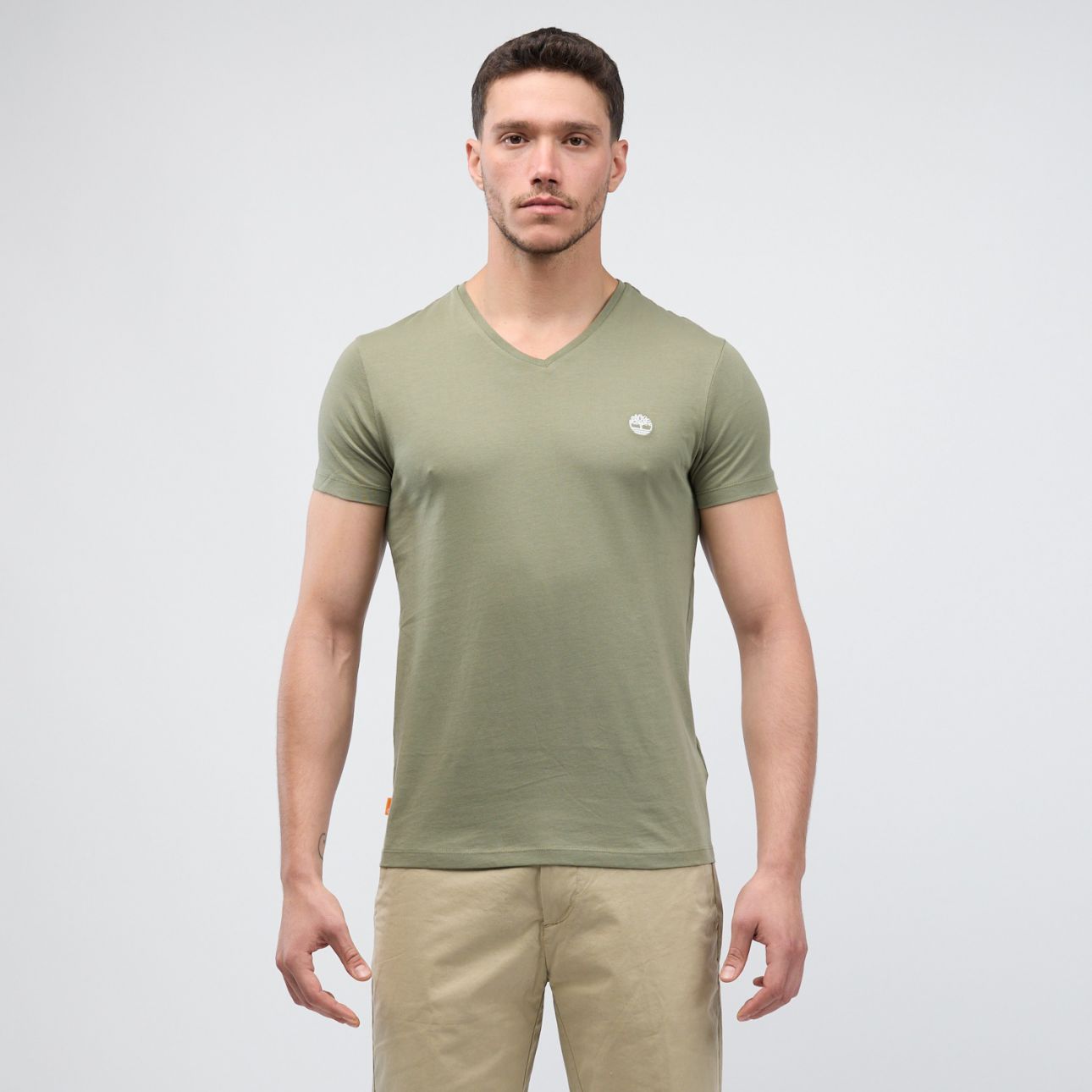 טי שירט ג’רסי מפתח וי עם רקמת לוגו