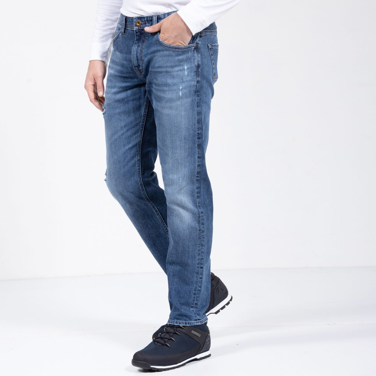 מכנסי ג’ינס בגזרה משוחררת