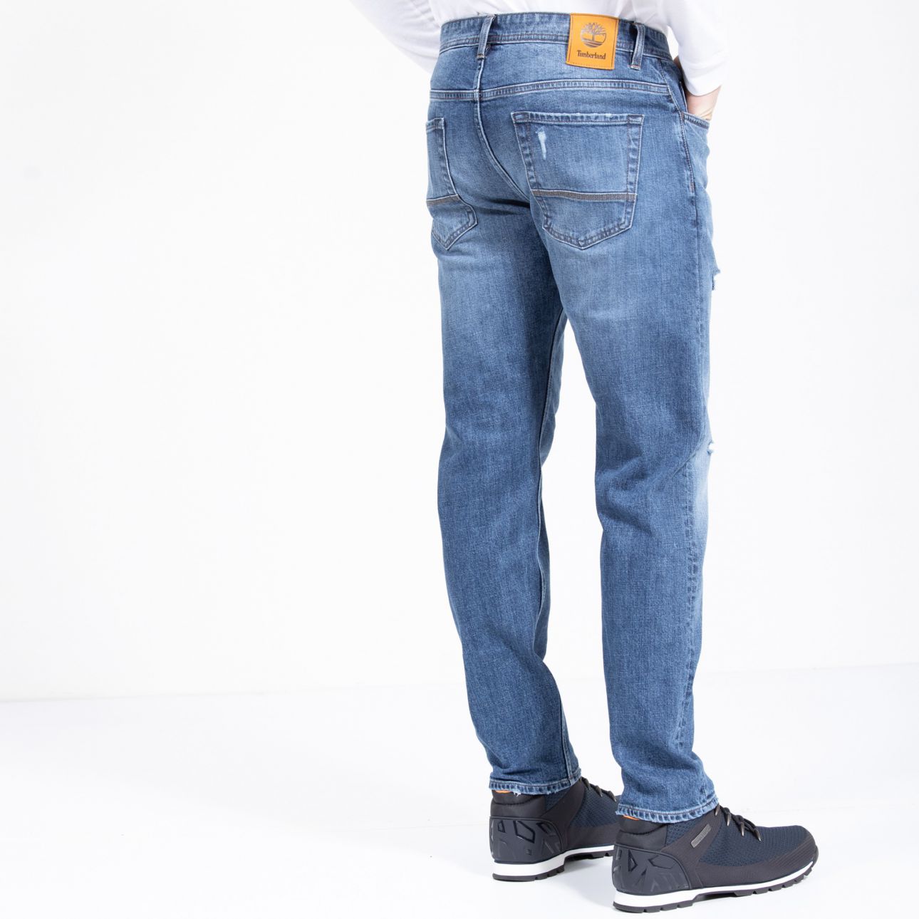 מכנסי ג’ינס בגזרה משוחררת