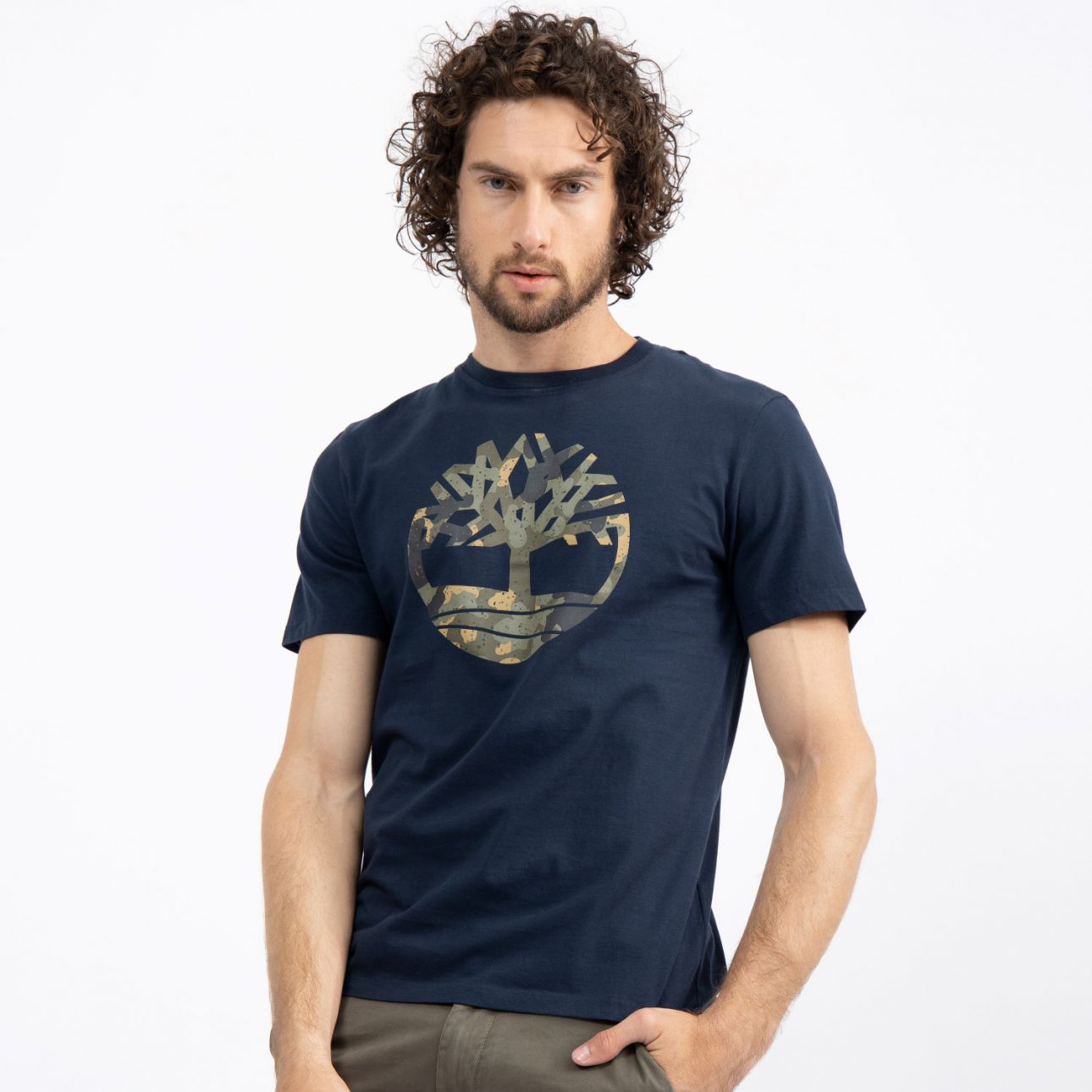 טי שירט לגבר עם הדפס עץ לוגו ענק