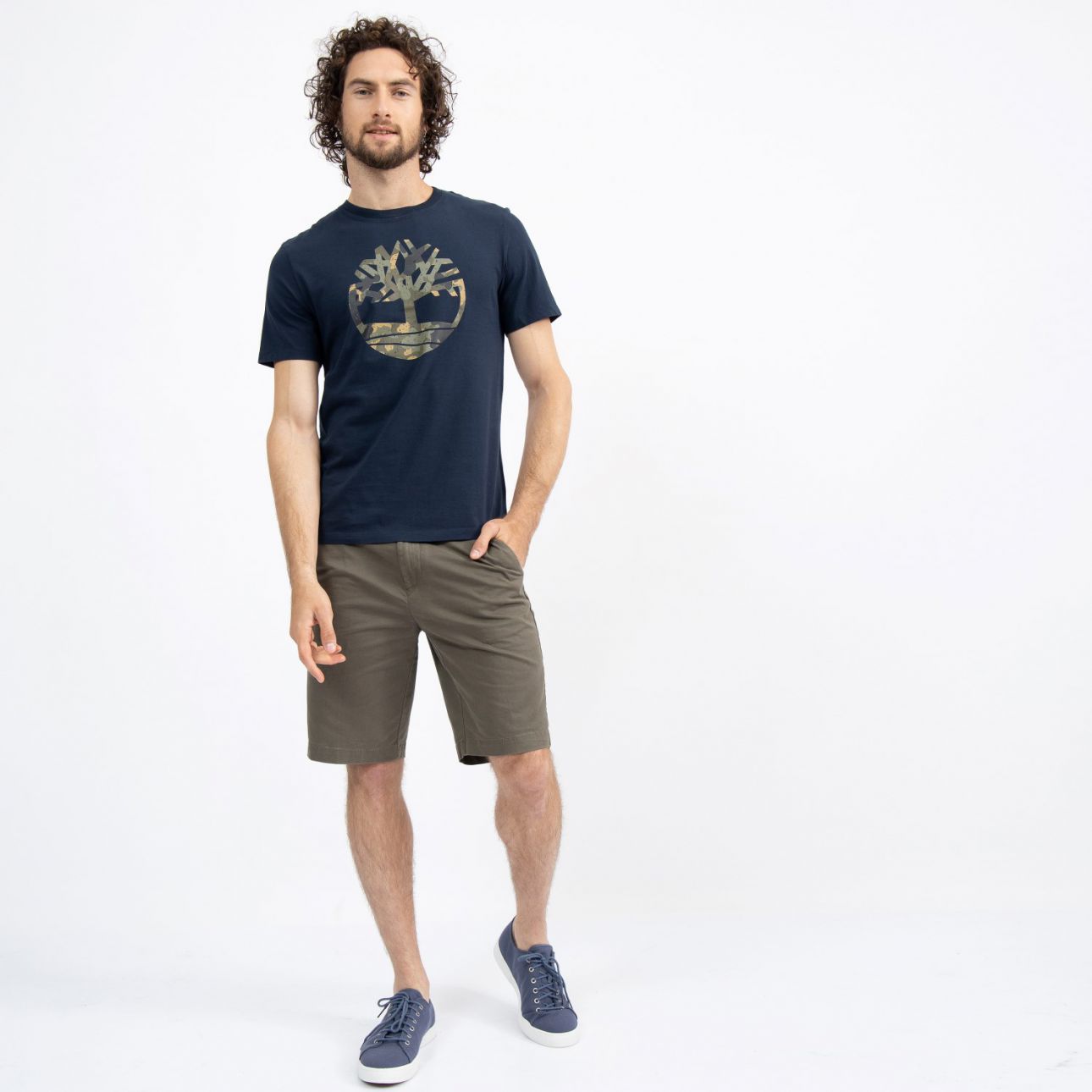 טי שירט לגבר עם הדפס עץ לוגו ענק
