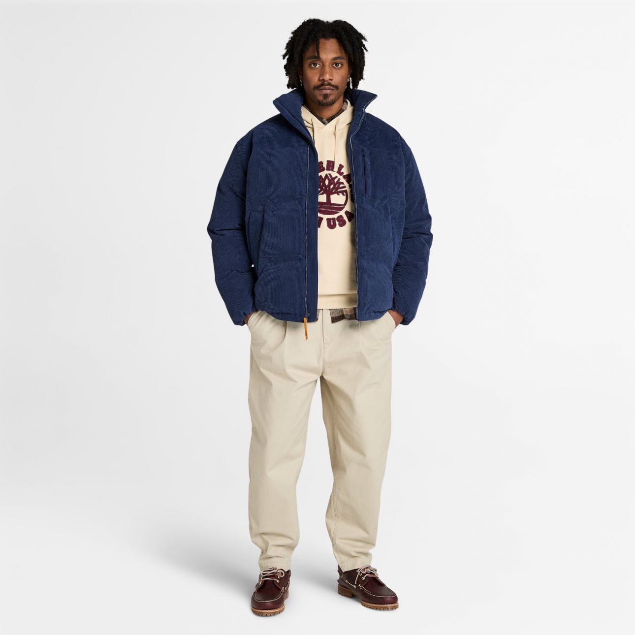 סווטשירט עם קפוצ’ון ולוגו עץ רקום