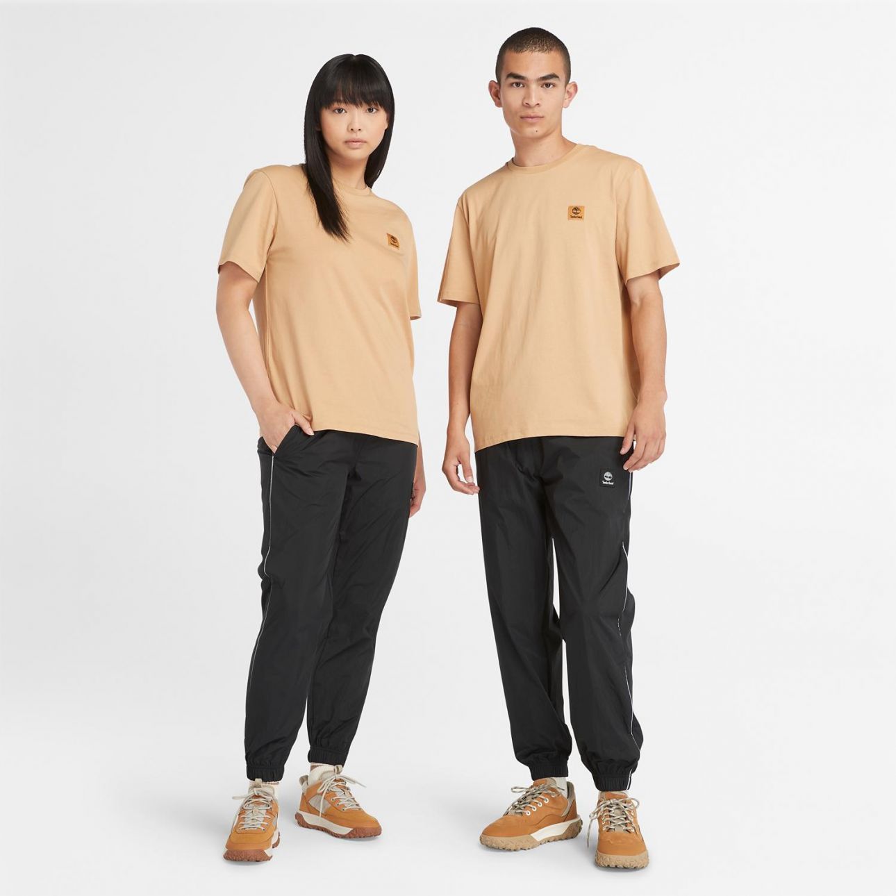 טי-שירט עם לוגו Timberland קטן יוניסקס