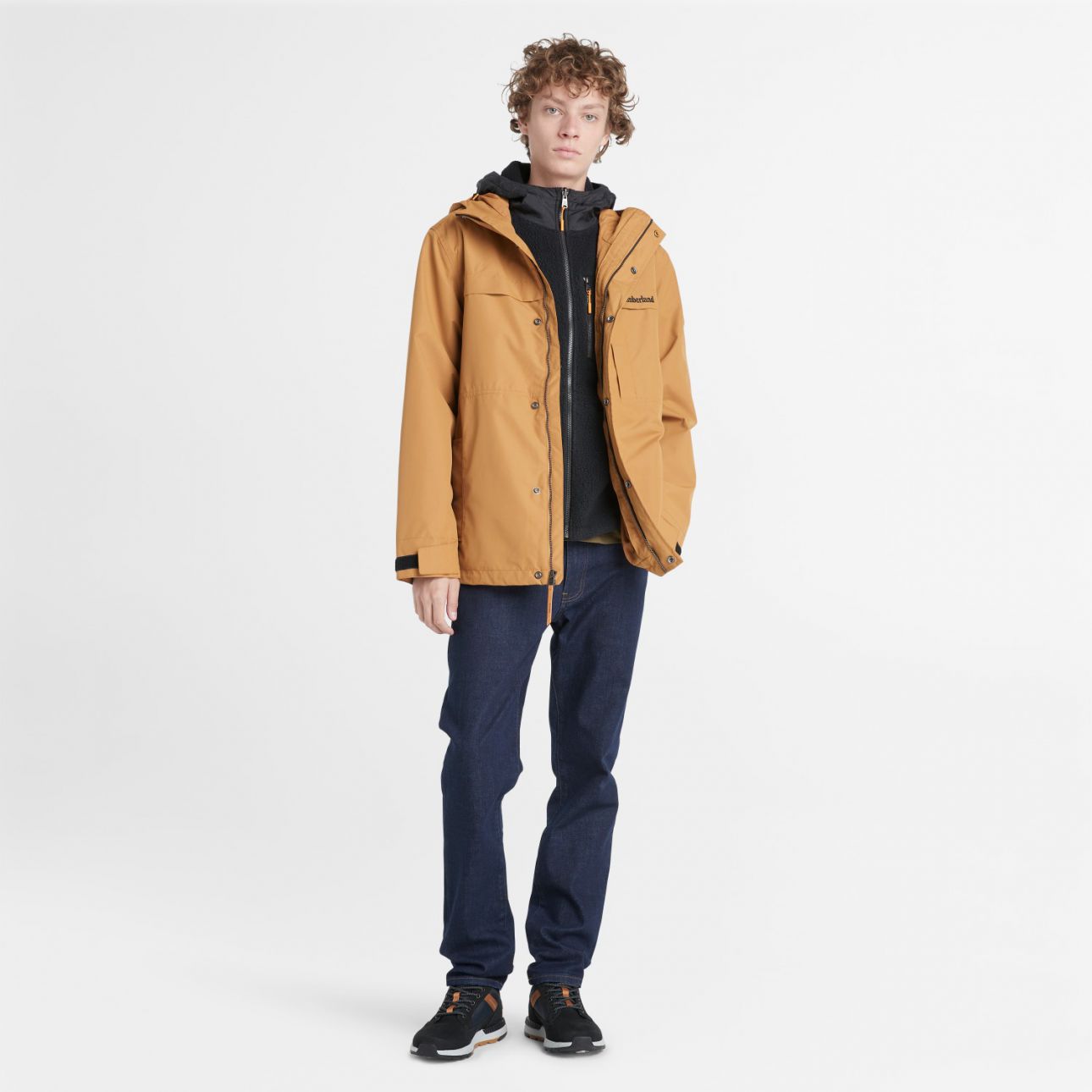 מעיל עמיד למים עם קפוצ’ון. לוגו טימברלנד בחזית ועל הזרוע