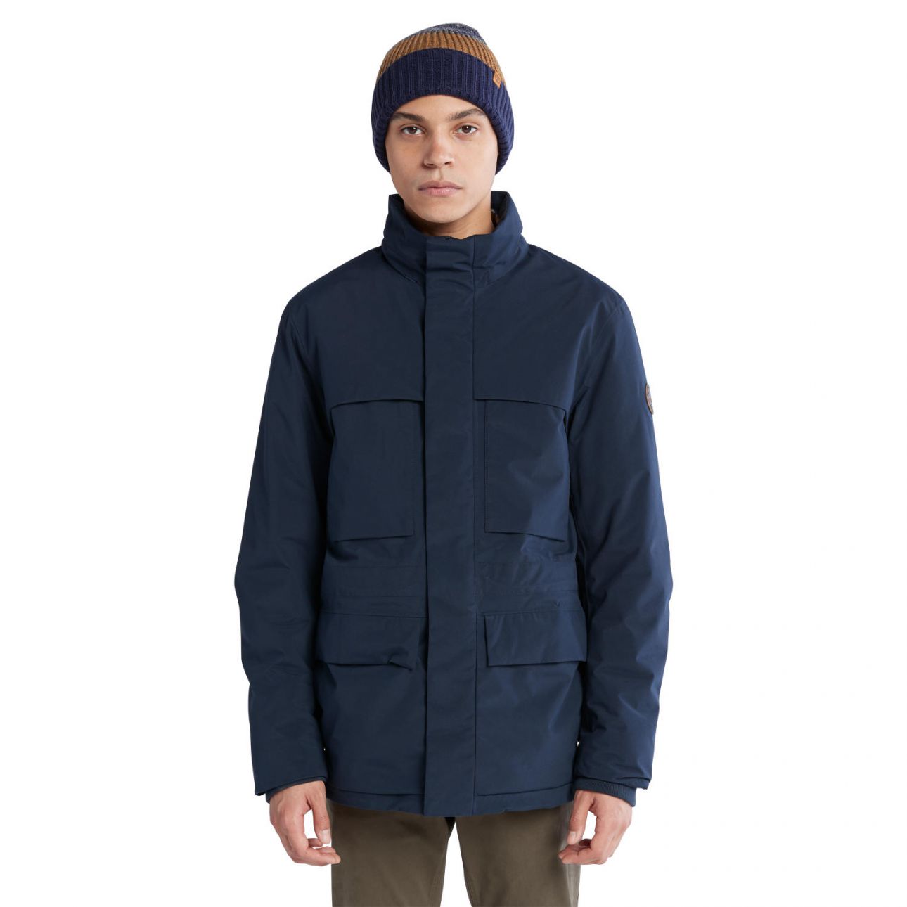 מעיל מבודד עם קפוצ’ון ולוגו המותג בזרוע