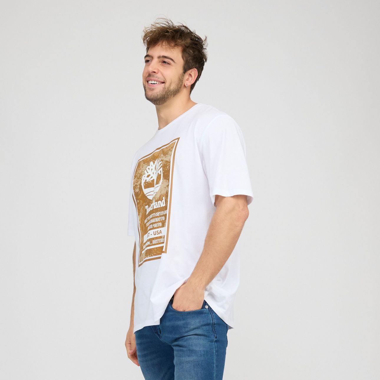 טי שירט לגבר עם הדפס בולט של הלוגו של טימברלנד