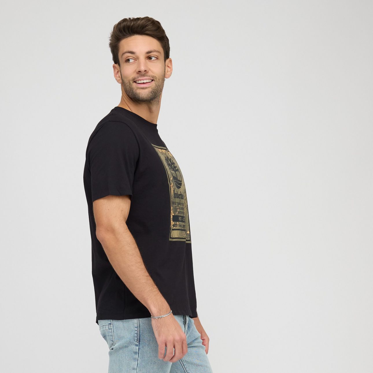 טי שירט לגבר עם הדפס בולט של הלוגו של טימברלנד