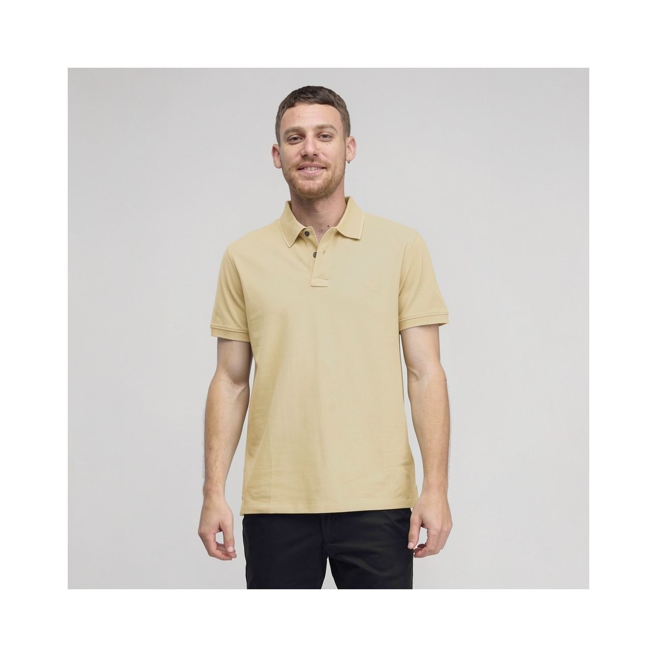 חולצת פולו לגברים עם שרוולים קצרים ולוגו רקום