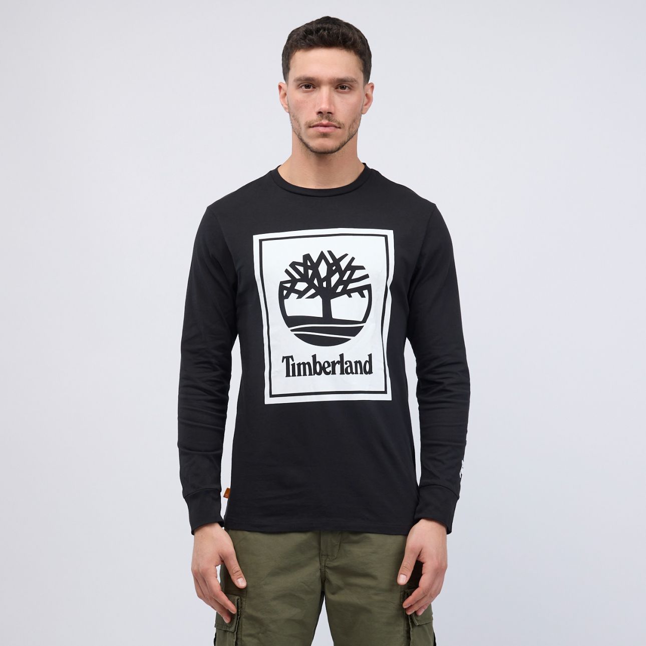 טי שירט עם הדפס עץ בריבוע והדפס לוגו בזרוע