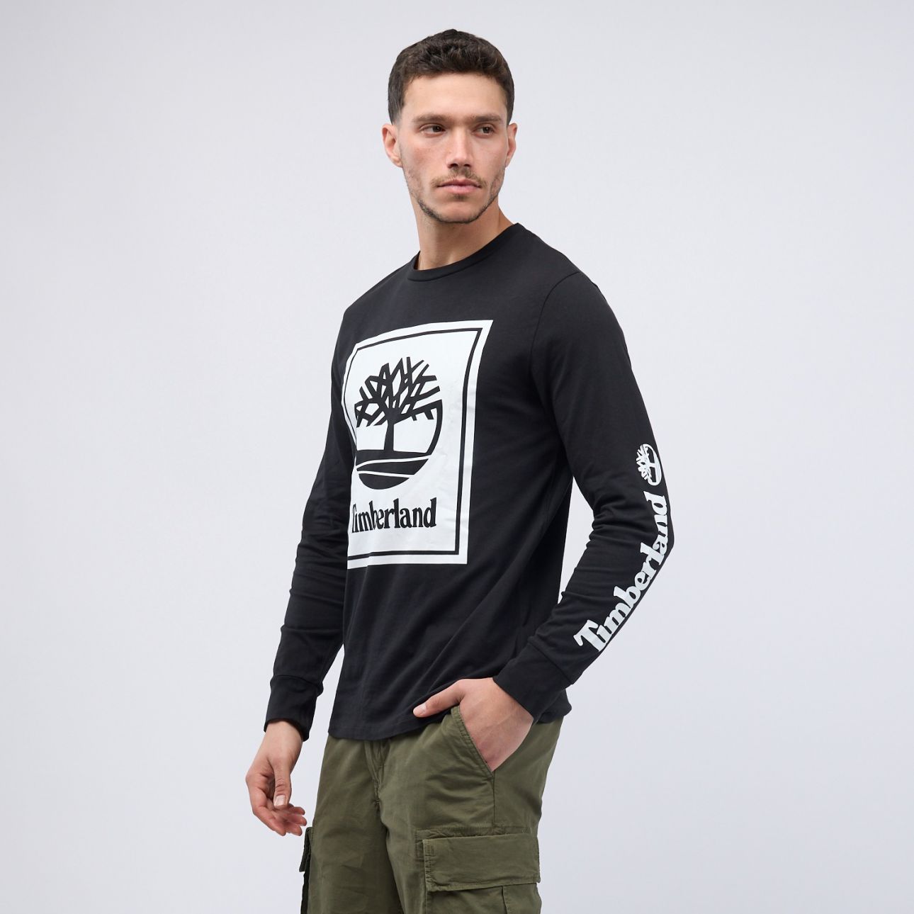 טי שירט עם הדפס עץ בריבוע והדפס לוגו בזרוע