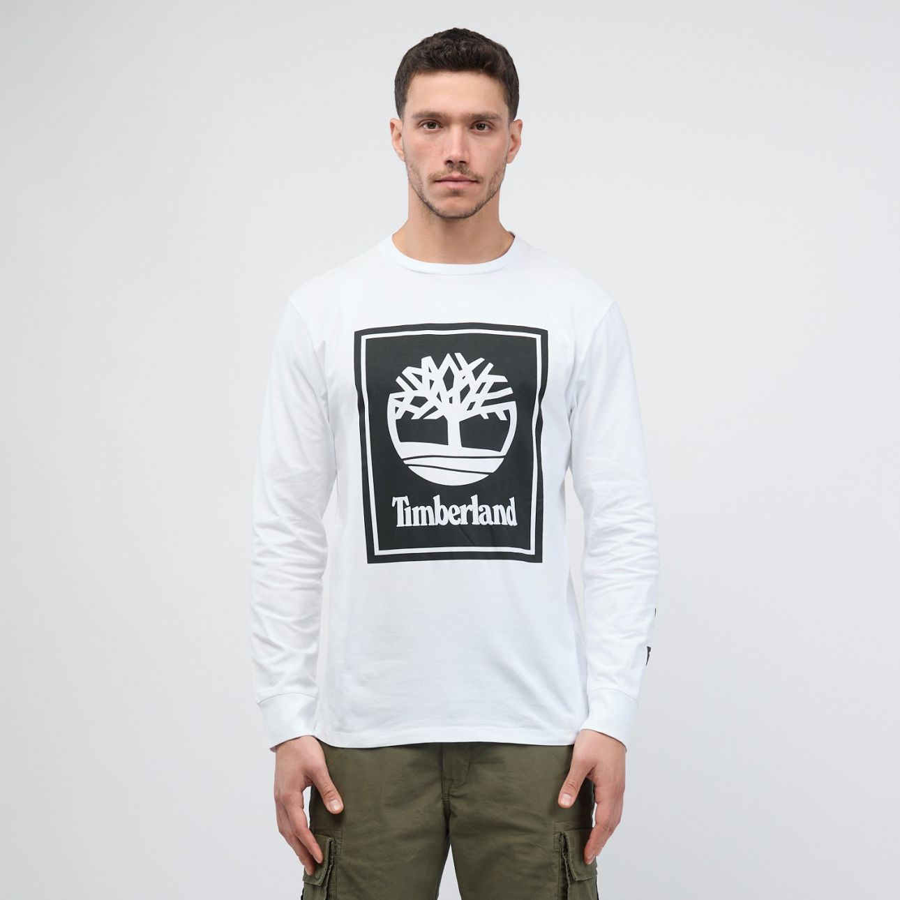 טי שירט עם הדפס עץ בריבוע והדפס לוגו בזרוע