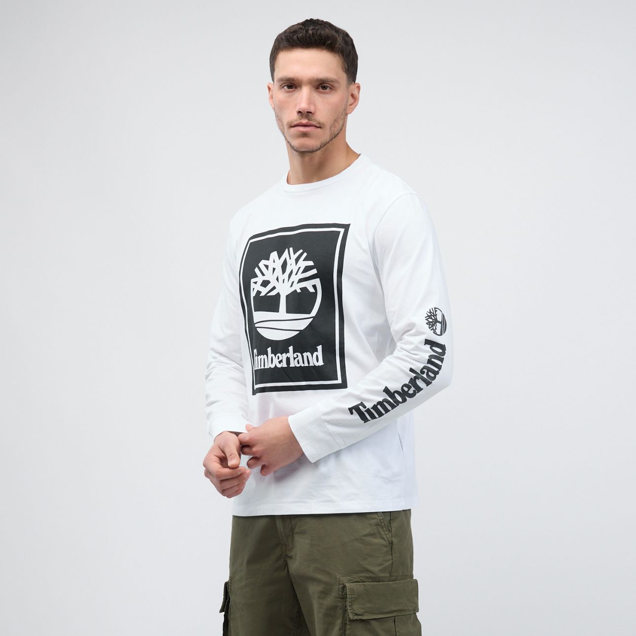 טי שירט עם הדפס עץ בריבוע והדפס לוגו בזרוע