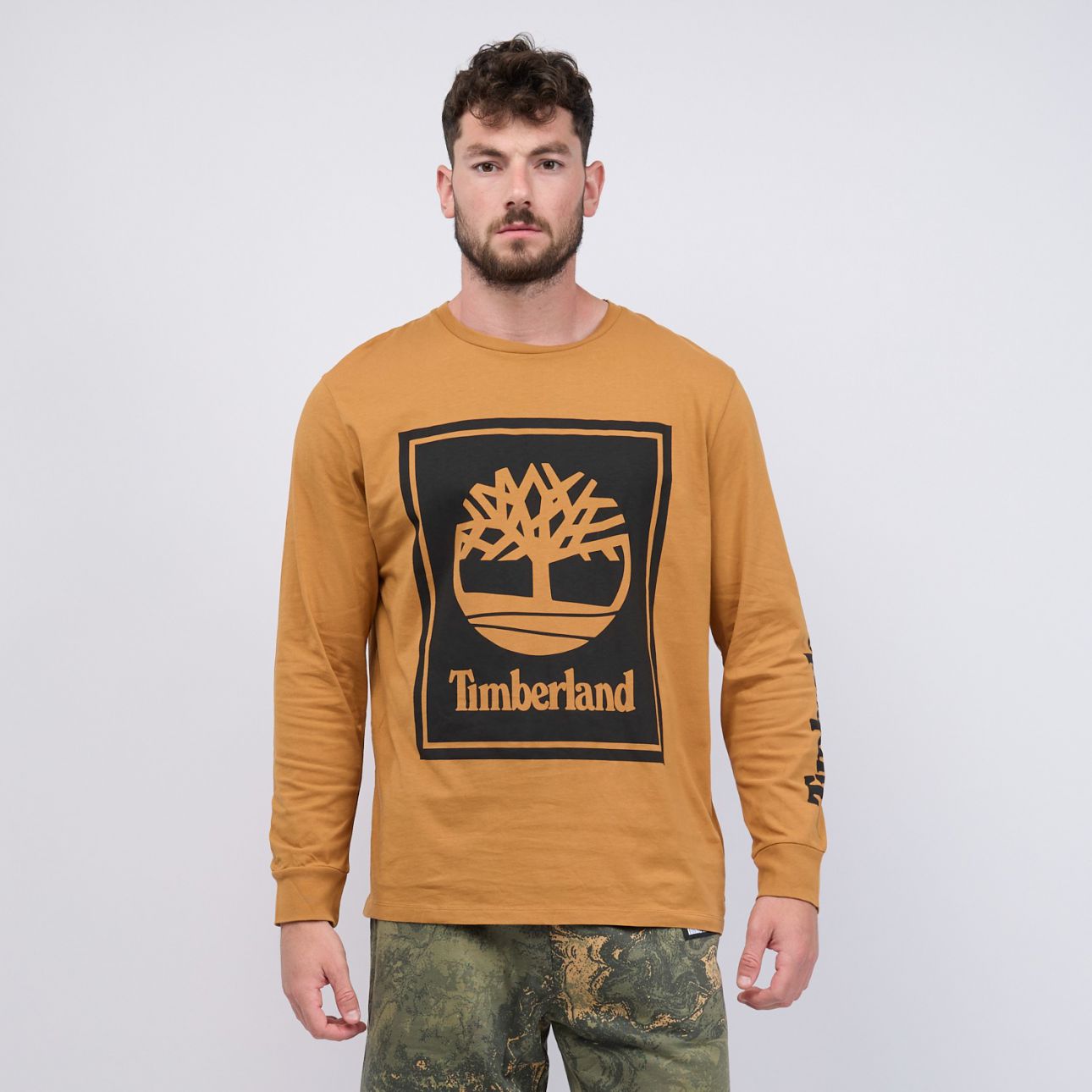 טי שירט עם הדפס עץ בריבוע והדפס לוגו בזרוע