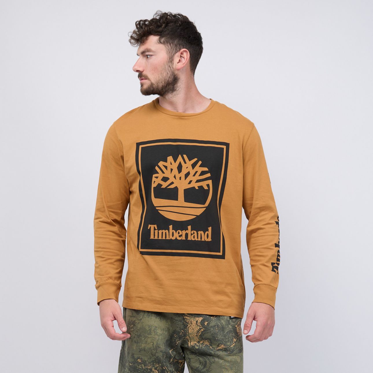 טי שירט עם הדפס עץ בריבוע והדפס לוגו בזרוע