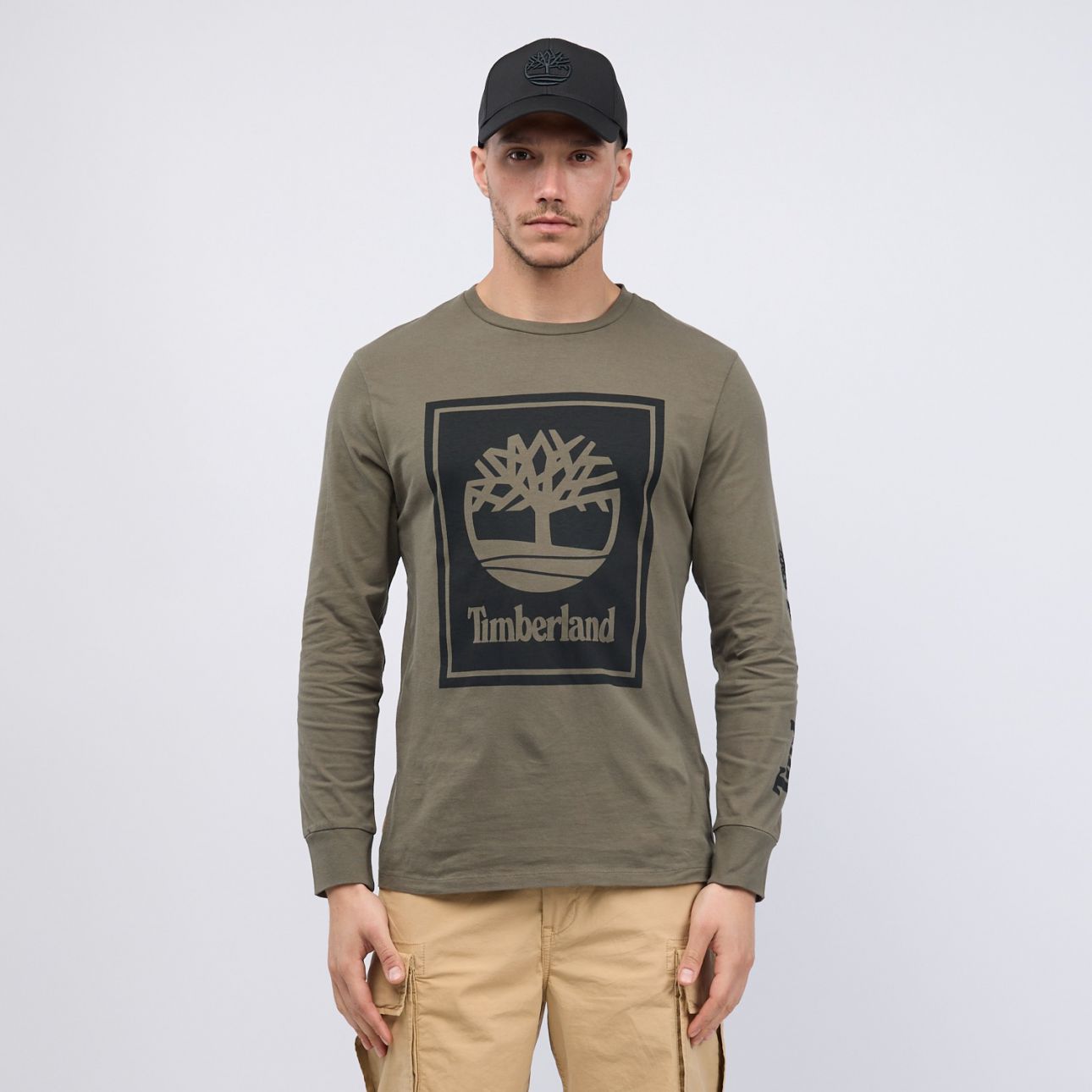 טי שירט עם הדפס עץ בריבוע והדפס לוגו בזרוע