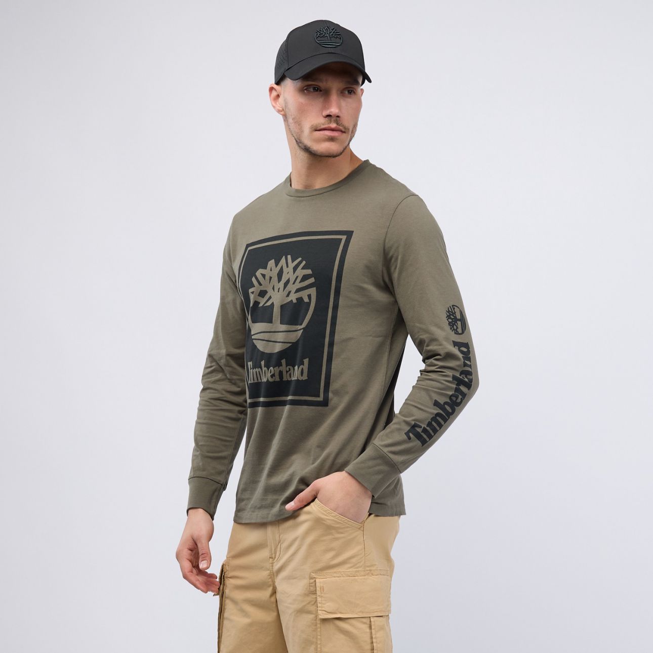 טי שירט עם הדפס עץ בריבוע והדפס לוגו בזרוע