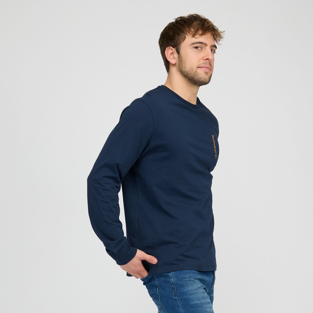 טי שירט שרוול ארוך Timberland עם הדפס אנכי קטן לגברים